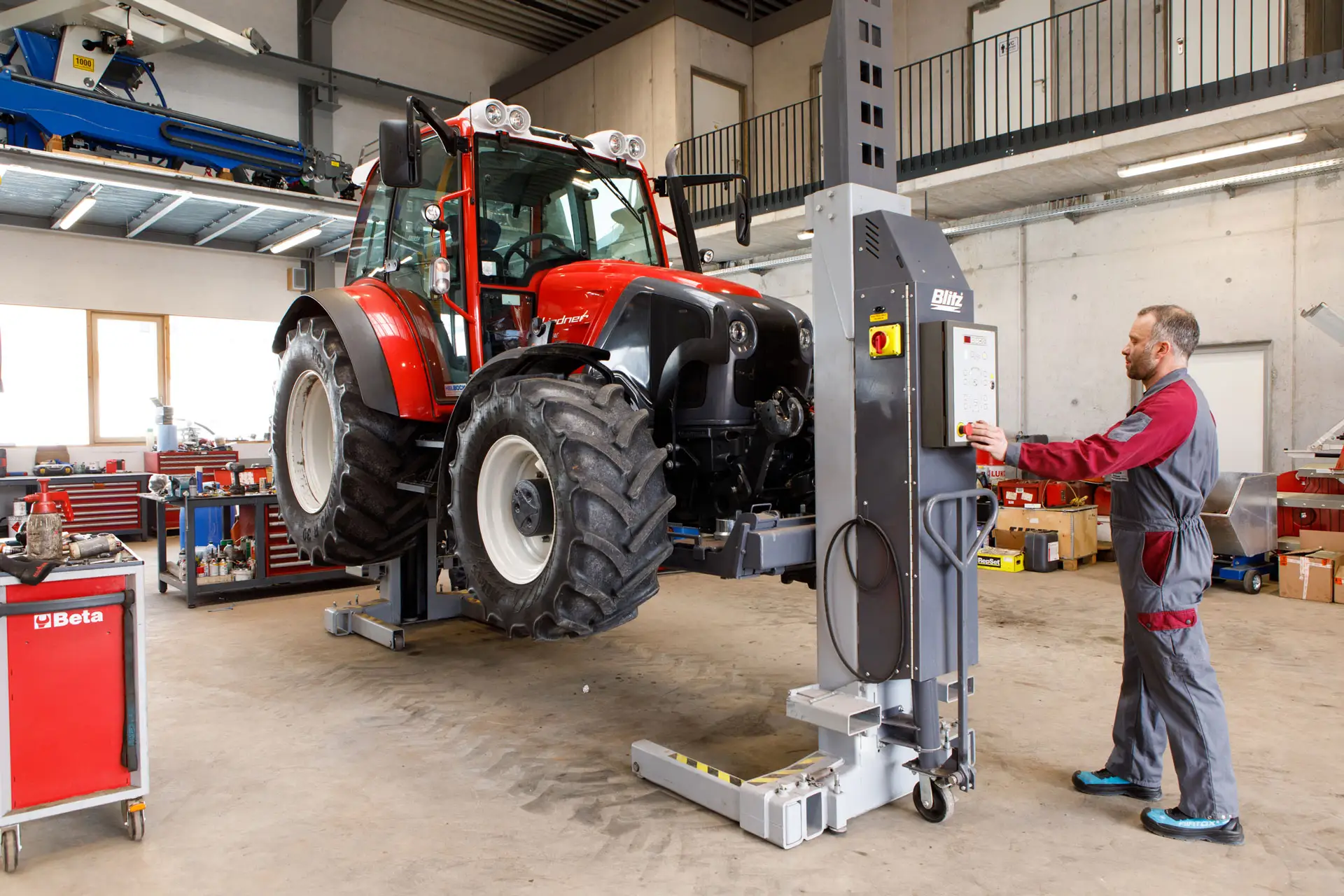 Traktor auf der Hebebühne